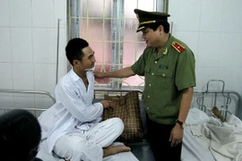 CATP Hà Nội thăm hỏi, động viên chiến sỹ CSGT bị thương khi bảo vệ người dân