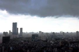 Bầu trời Hà Nội đen kịt trong cơn mưa dông