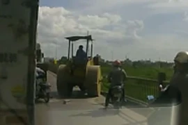 Xe lu húc tung thành cầu, suýt rơi xuống sông Đuống