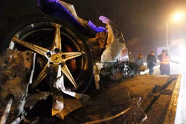 Siêu xe Ferrari 458 nát vụn trên đường cao tốc, 3 người thương vong