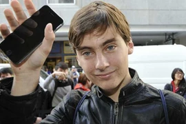 Vừa "bóc tem" iPhone 6, đánh rơi cái "bộp"