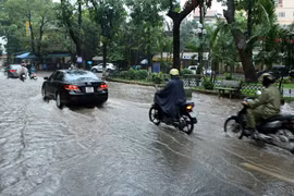 Mưa lớn gây ngập lụt, tai nạn, tắc đường khắp nơi