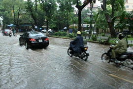 Mưa lớn gây ngập lụt, tai nạn, tắc đường khắp nơi