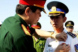 Thuyền trưởng tàu CSB4033 nhận huy hiệu "Tuổi trẻ dũng cảm"