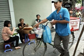 Uống cà phê dạo: “May nhờ, rủi chịu”