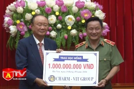 Bộ Công an tiếp nhận quỹ học bổng của Tập đoàn Charmvit 