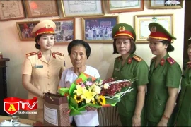 Thăm tặng quà 3 mẹ Việt Nam Anh hùng ở thị xã Sơn Tây