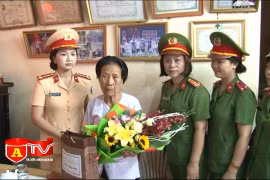 Thăm tặng quà 3 mẹ Việt Nam Anh hùng ở thị xã Sơn Tây