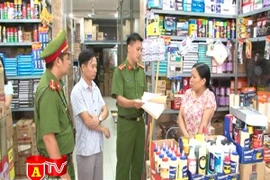 Tiềm ẩn nguy cơ cháy nổ ở phố buôn bán hóa chất