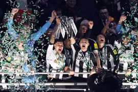 Newcastle chấm dứt cơn khát danh hiệu kéo dài 70 năm