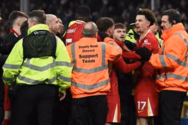 Cảnh sát phải can thiệp vụ ẩu đả ở derby Everton - Liverpool