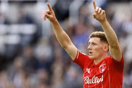 Chelsea và Man City chi đậm vì tài năng mới nổi của bóng đá Anh