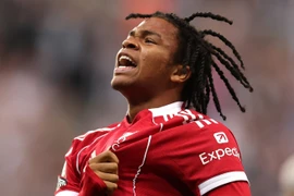 'Thần đồng' 16 tuổi vừa sánh ngang kỷ lục của Rooney là ai?