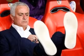 HLV Mourinho nhận lương thấp nhất sau 2 thập kỷ