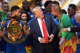Tổng thống Donald Trump bất ngờ ăn mừng vô địch cùng cầu thủ Chelsea