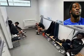 Chelsea bị 'gà nhà' phơi bày góc tối phòng thay đồ