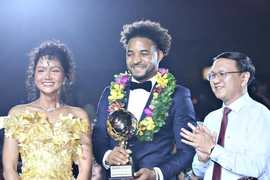 Xuân Son chống nạng nhận giải 'Cầu thủ ngoại xuất sắc nhất' Việt Nam