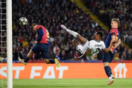 Barca và Inter tạo bữa tiệc bàn thắng ở bán kết Champions League