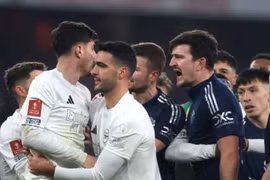 Harry Maguire tố tiền đạo Arsenal 'chơi bẩn'