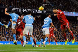 Tranh cãi khi Liverpool bị tước bàn thắng vào lưới Man City