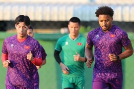 Tuyển Việt Nam tập nhẹ trong ngày đầu ở Thái Lan