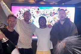 Harry Kane phấn khích ăn mừng vô địch Bundesliga