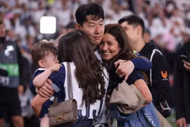 Son Heung-min ôm vợ đồng đội mừng vô địch