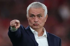 HLV Mourinho nếm quả đắng đầu tiên ở Benfica