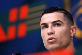 Cristiano Ronaldo: "Tại sao tôi phải ngừng chơi bóng?"