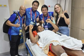 Xuân Son tươi rói ăn mừng vô địch trong bệnh viện