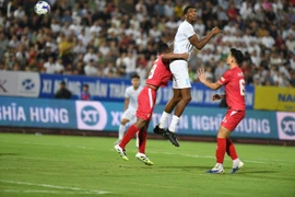 Trung vệ Công an Hà Nội 'choáng' với chiều cao hơn 2m của Kyle Hudlin