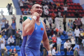 Hiếu "khổng lồ" bị "Thần sấm Belarus" thách đấu