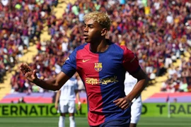 Ngược dòng hạ Real 4-3, Barca chạm tay vào chức vô địch La Liga