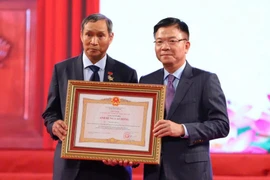 HLV Mai Đức Chung được trao tặng danh hiệu Anh hùng Lao động