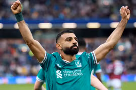 Cựu cầu thủ MU giúp Liverpool thắng nhọc phút bù giờ