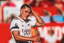 Gyokeres có biệt danh mới: "Tiền đạo chỉ giỏi vuốt tóc"