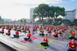 Nữ hoàng trang sức Việt Nam - Diễm Hương: Vẻ đẹp toàn vẹn và tình yêu cháy bỏng với yoga