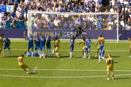 Vì sao Crystal Palace bị tước bàn thắng đẹp vào lưới Chelsea?