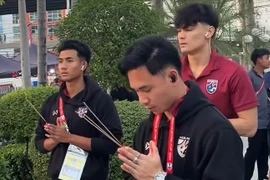 Tuyển Thái Lan rủ nhau thắp hương cầu may trước chung kết với Việt Nam