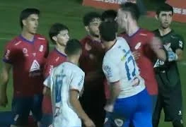 Cầu thủ hóa võ sĩ, đấm gục đối phương trên sân 