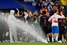 Barca bị chơi xấu trong ngày lên ngôi vô địch La Liga