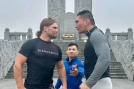 Hiếu "khổng lồ" chuẩn bị so tài "Thần sấm Belarus"