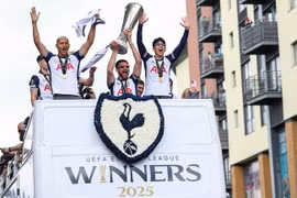 Son Heung-min và đồng đội phấn khích khoe cúp giữa biển người