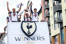 Son Heung-min và đồng đội phấn khích khoe cúp giữa biển người