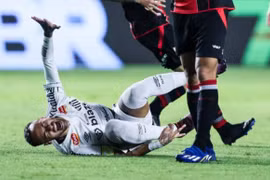 Neymar lại ôm chân đau đớn khi ra mắt Santos