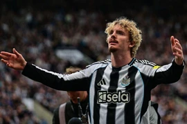 'Cây sào' Woltemade bay cao cùng Newcastle