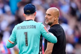 HLV Pep Guardiola cự cãi với người hùng của Crystal Palace