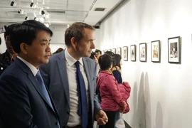 Chủ tịch UBND TP Hà Nội xem những bức ảnh Việt Nam thập niên 1980