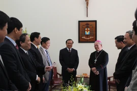 Bí thư Thành ủy Phạm Quang Nghị chúc mừng Tổng Giám mục Hà Nội