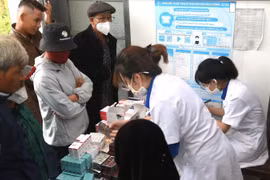 [Tin nhanh sáng 3-7-2022] Bác sĩ trẻ tình nguyện khám bệnh, cấp phát thuốc miễn phí cho người nghèo